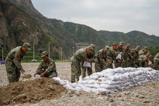 半场-曼城暂2-1维拉 福登任意球建功多库助攻罗德里破门